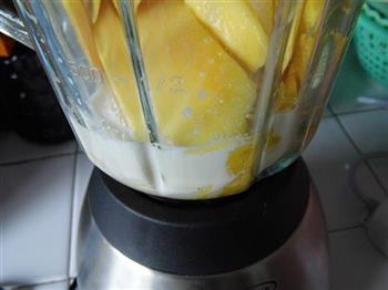 芒果牛奶冰棍的做法步骤4