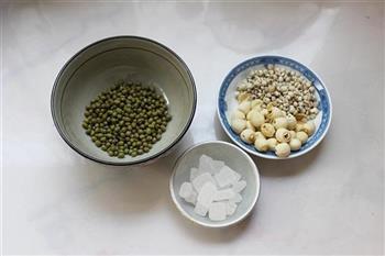 绿豆莲子薏米羹的做法步骤1