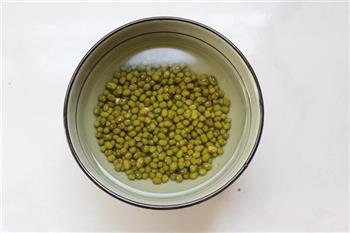 绿豆莲子薏米羹的做法步骤2