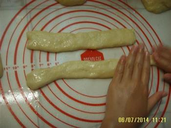 红豆果酱椰蓉面包的做法步骤5