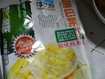 东北酸菜汆白肉的做法步骤1