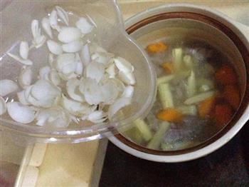 玉米笋百合排骨汤的做法步骤5