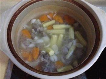 玉米笋百合排骨汤的做法图解6