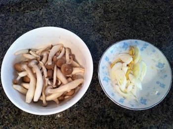 蟹味菇虾皮冬瓜汤的做法步骤3