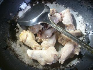 梅干菜烧鸡翅根的做法步骤2