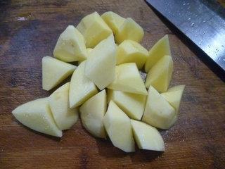 土豆烧鸡骨架的做法步骤2