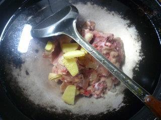 土豆烧鸡骨架的做法步骤3
