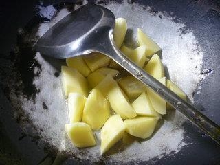 土豆烧鸡骨架的做法步骤5