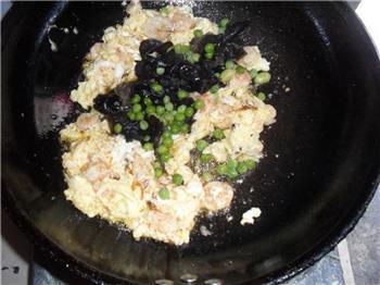木耳虾仁炒蛋的做法步骤10