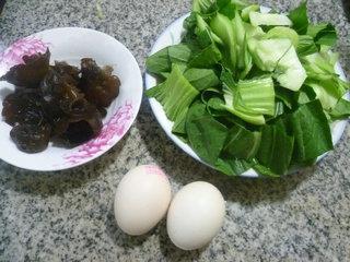 黑木耳鸡蛋炒青菜的做法步骤1