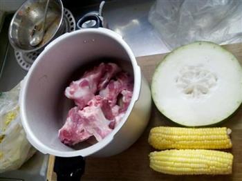 冬瓜玉米大骨汤的做法图解1