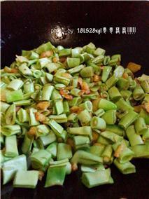 萝卜干炒四季豆的做法步骤6