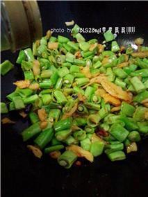 萝卜干炒四季豆的做法步骤7