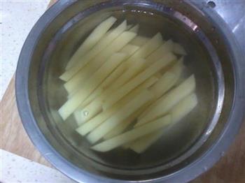 炸土豆条的做法步骤3