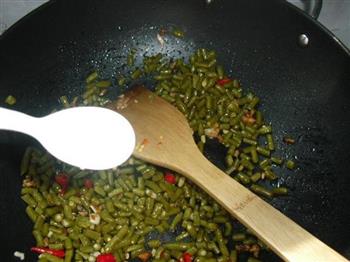 肉沫炒酸豇豆的做法步骤7