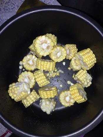 玉米排骨墨鱼汤的做法步骤2