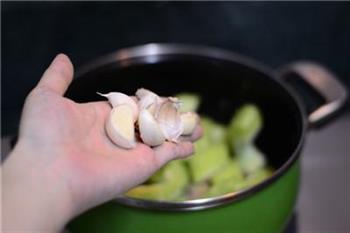 苦瓜冬菇煲骨汤的做法图解2