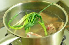 玉米猪骨汤的做法步骤3