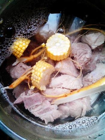 鲜人参玉米炖排骨汤的做法图解6