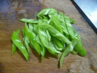 青椒炒西瓜皮的做法步骤3