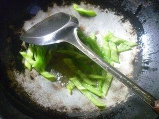 青椒炒西瓜皮的做法步骤6