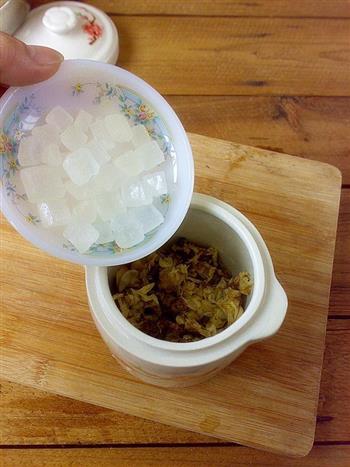 莲子菊花炖冰糖的做法步骤4