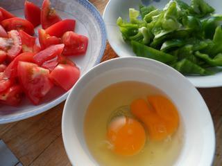 青椒鸡蛋西红柿的做法图解1