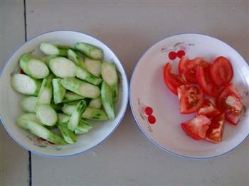 西红柿虾皮炒丝瓜的做法步骤2