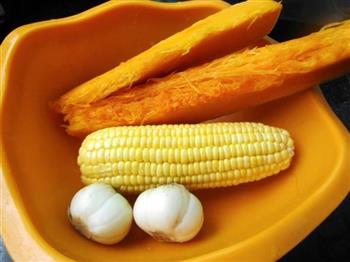 玉米南瓜百合甜汤的做法图解1