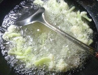 韭菜虾皮炒花菜的做法步骤3