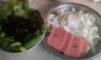 午餐肉白菜煮米粉的做法步骤1