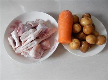 土豆炖鸡块的做法步骤1