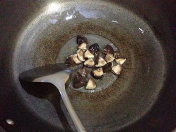 香菇西芹炒虾仁的做法步骤2
