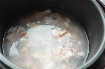 羊肝菌煲鸡汤的做法图解4
