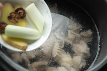 羊肝菌煲鸡汤的做法步骤6
