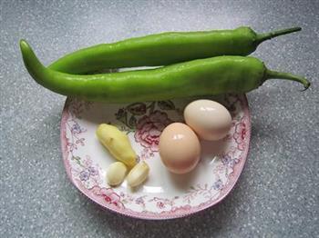 尖椒炒鸡蛋的做法步骤1