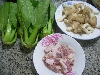 咸五花肉菇炒青菜的做法步骤1