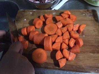 红萝卜焖排骨的做法图解3