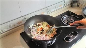 火腿肠蔬菜炒面的做法步骤4