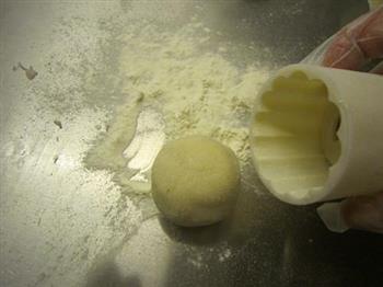 玫瑰花香绿豆沙冰皮月饼的做法步骤21