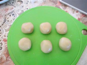 豆沙黑芝麻蛋黄月饼的做法步骤11