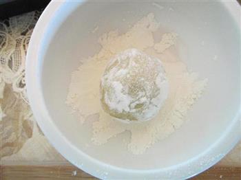 豆沙黑芝麻蛋黄月饼的做法步骤13