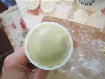 豆沙黑芝麻蛋黄月饼的做法步骤15