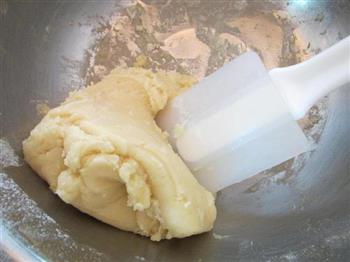 豆沙黑芝麻蛋黄月饼的做法步骤5