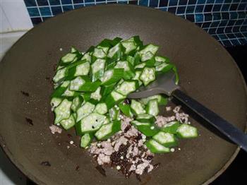 梅菜肉炒秋葵的做法步骤5