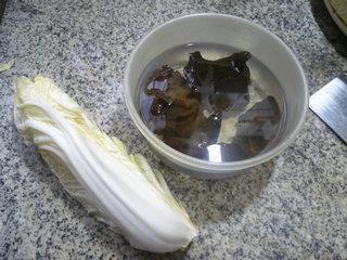 黑木耳炒白菜的做法步骤1