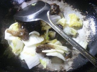 黑木耳炒白菜的做法步骤7