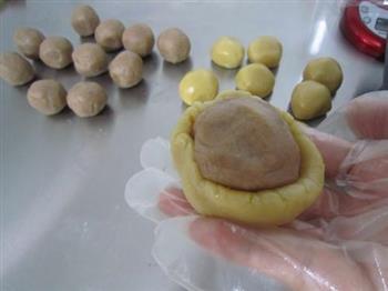 莲蓉蛋黄月饼的做法步骤10
