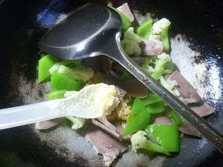 青椒猪舌头炒花菜的做法步骤11