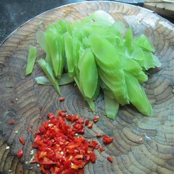 鱼香米椒莴笋片的做法步骤2